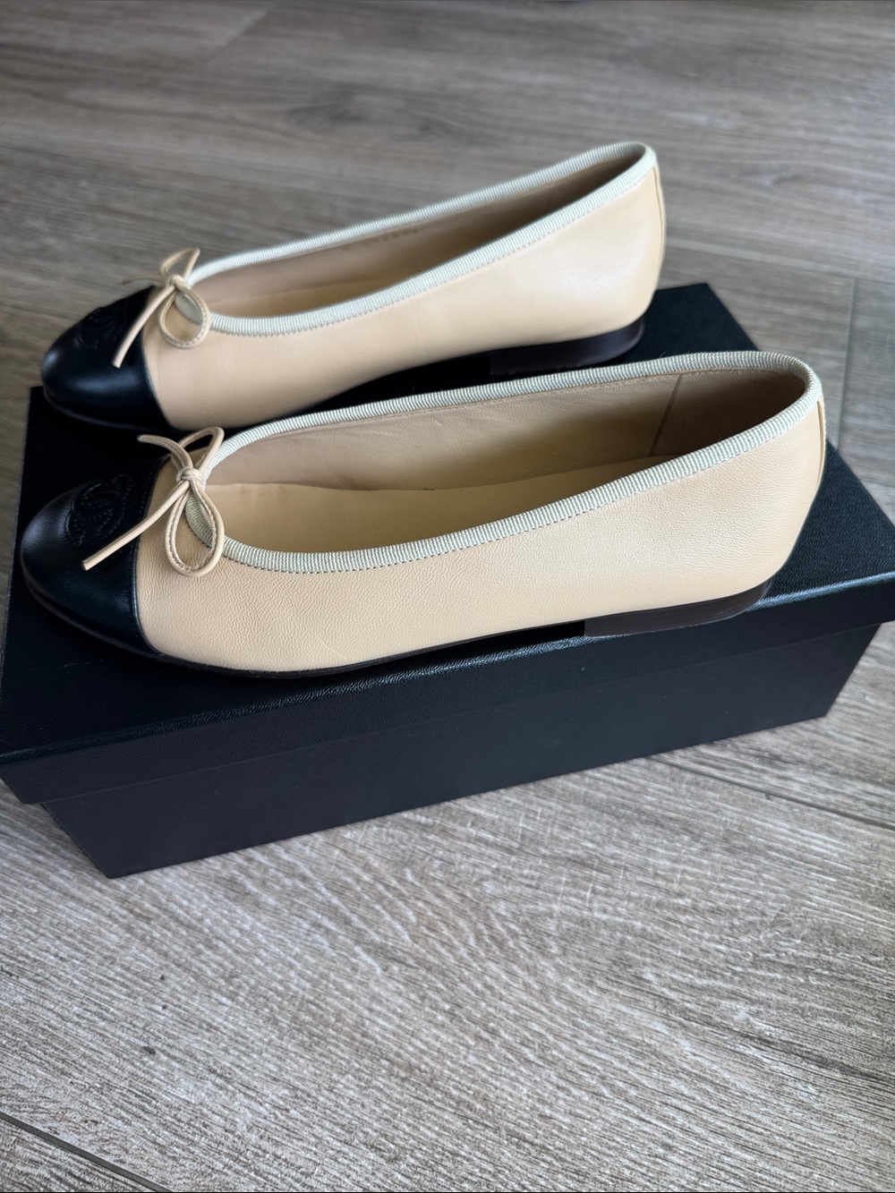 CHANEL Beige and Black Two-Tone Cap-Toe Ballet Flats - Picture 6 of 16